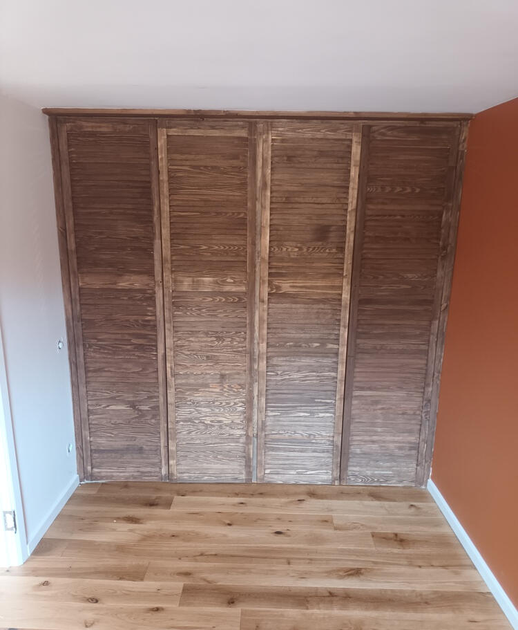 ==walk- in wardrobe with shutter doors==